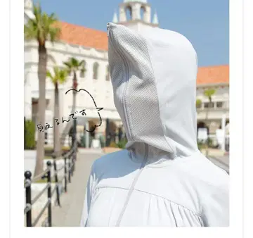 지퍼를 잠가도 보이는 UV 컷 후드티