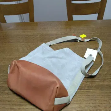 심플한 스웨이드 숄더백