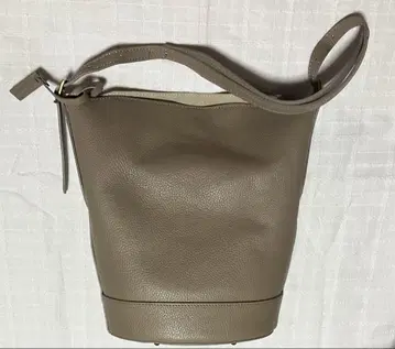 긴자 카네마츠 세로형 실루엣의 원 숄더백