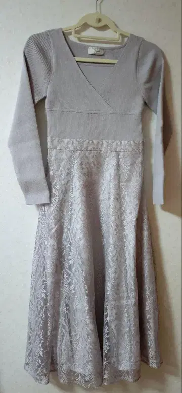 노엘라 레이스 도킹 원피스 절개