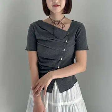언밸런스 턱 버튼 컷 TOPS