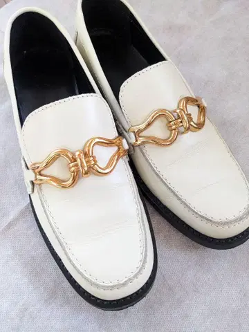 ZARA 화이트 가죽 로퍼 골드 금장 장식