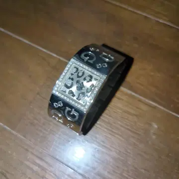 GUESS 레오파드 무늬 디자인 손목시계