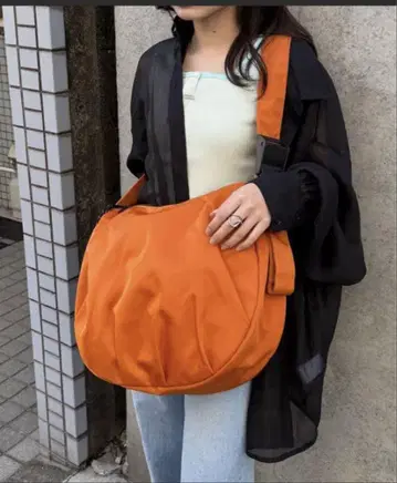 유니버설 오버롤: 오렌지 숄더백