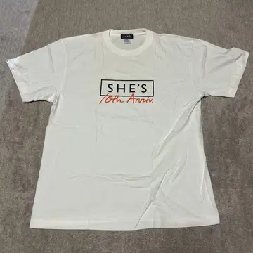 SHE'S 10th Anniversary 시즈 티셔츠 (화이트)