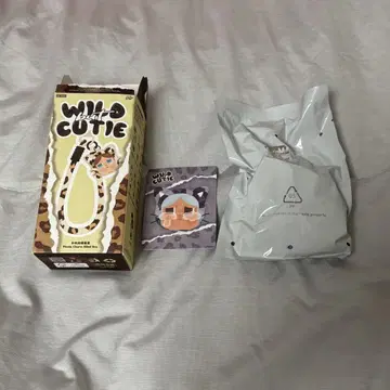 CRYBABY Wild but Cutie 폰 참 Denim