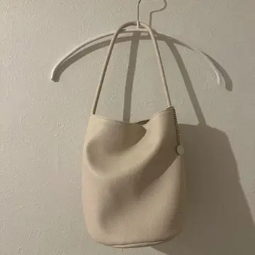 크림색 버킷형 숄더백