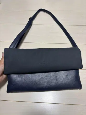네이비 가죽 플랩 클러치백