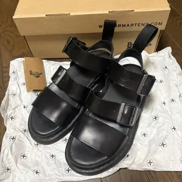 Dr. Martens 샌들