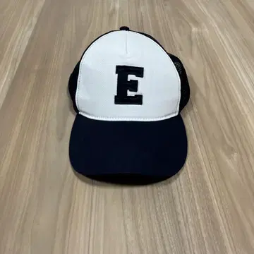 ZARA E 로고 메쉬 캡 화이트/네이비