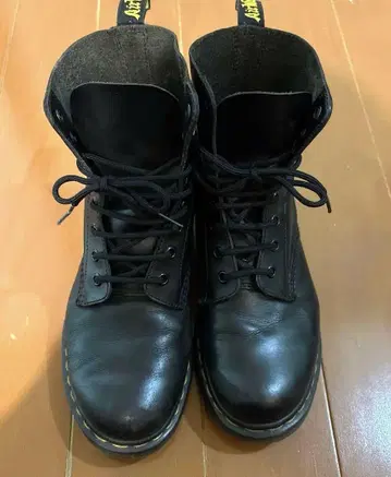 Dr. Martens 8홀 부츠