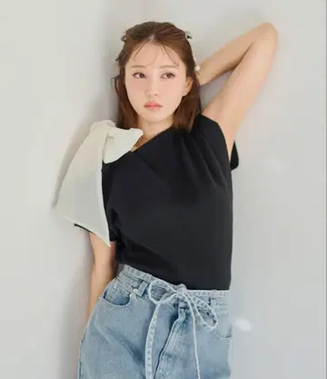 비대칭 리본 슬리브리스 상의