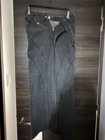 VIAVANDA 다크 그레이 부츠컷 데님