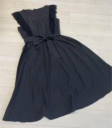 TO BE CHIC 레이스가 귀여운 슬리브리스 블랙 원피스 44