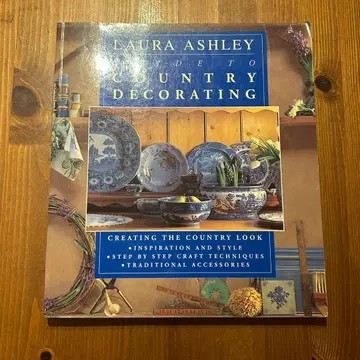 LAURA ASHLEY GUIDE TO COUNTRY DECORATING