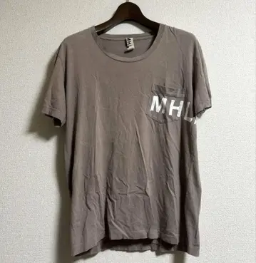 MHL. 엠에이치엘 로고 프린트 포켓 티셔츠