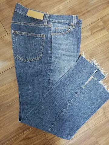 [미라 오웬] 밑단 단차 옆 슬릿 데님 팬츠