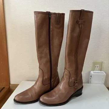베이지 가죽 롱부츠 지퍼