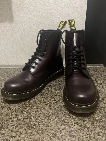 Dr. Martens 8홀 부츠