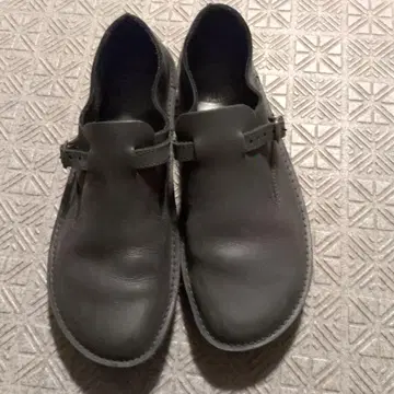오로라 슈즈와 비슷한 블랙 가죽 신발