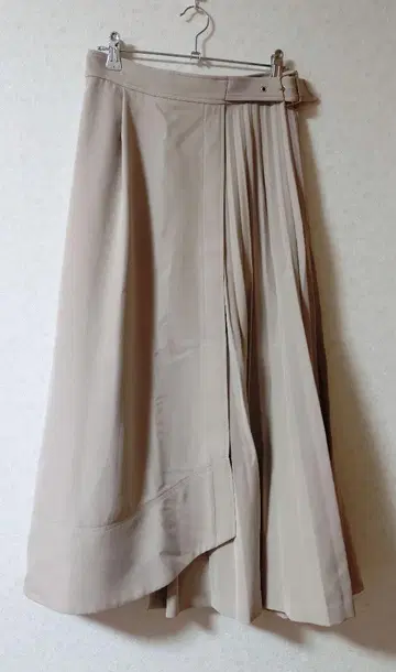 노엘라 플리츠 절개 스커트 베이지 비대칭