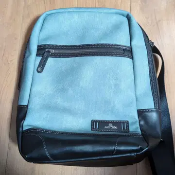 스카이블루와 블랙 숄더백