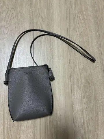 BY 폼 지퍼 파우치 숄더백