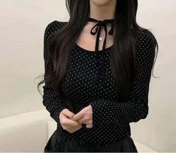 도트 무늬 퍼프 긴팔 블랙 상의 amood zozo