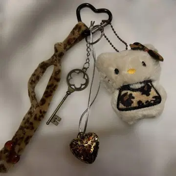 표범 무늬 키티 봉제 인형 키링, 백 참