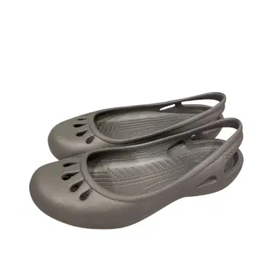 crocs 새상품급 w7 23.0 그레이 플랫 샌들 통기공 있음