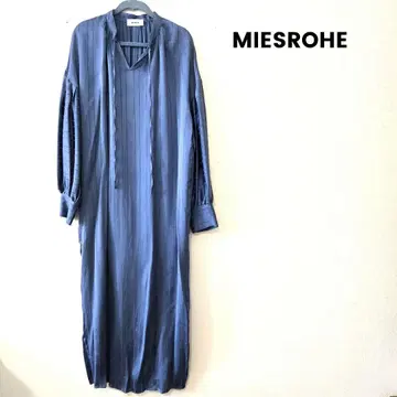 MIESROHE 지속가능성 스트라이프 새틴 원피스