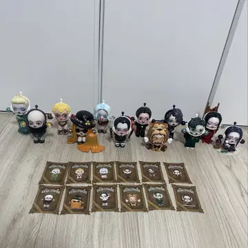 SKULLPANDA THE ADDAMS FAMILY POPMART