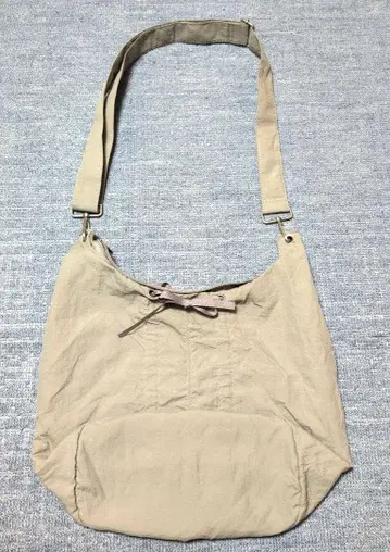 베이지 숄더백