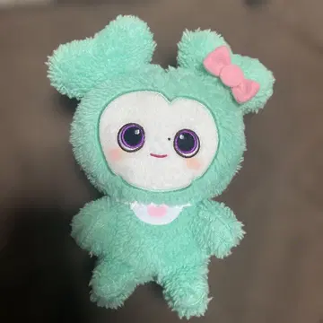 후와모코 앉아있는 봉제 인형 미나