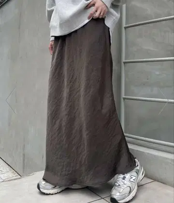 [새상품] 차오패닉 티피 스타일업 새틴 스커트 차콜