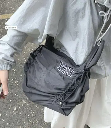 MEMECLE / 메메클 나일론 사이드 셔링 로고 숄더백