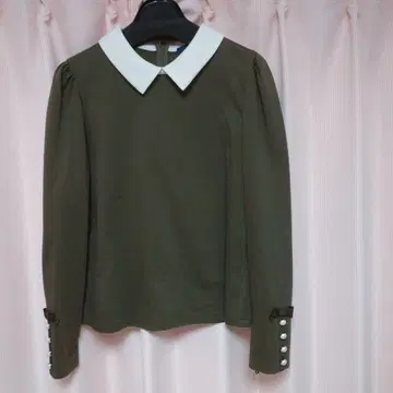 올리브색 긴팔 셔츠 화이트 옷깃