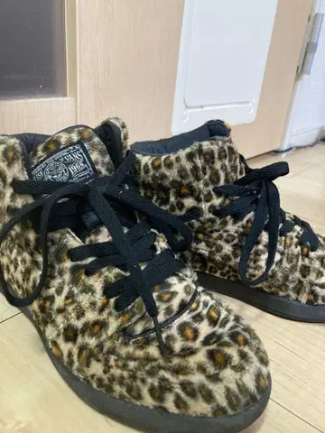 VANS 하이컷 레오파드 무늬 스니커즈