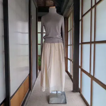 아이보리 이중 스커트 네스트로브