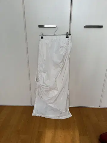 화이트 롱 스커트