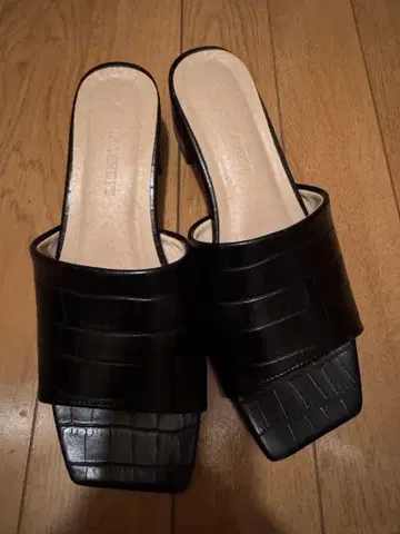블랙 크로커다일풍 뮬 샌들 미들힐
