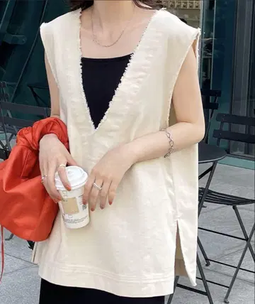 아이보리 V넥 슬리브리스 상의 프리 사이즈