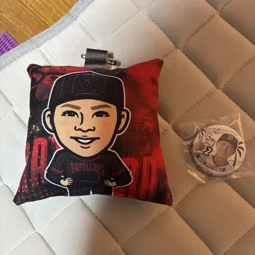 오릭스 와카츠키 켄야 선수 쿠션형 배지와 캔뱃지 세트