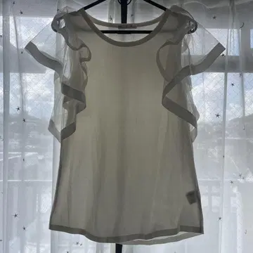 화이트 T 프릴 귀여움