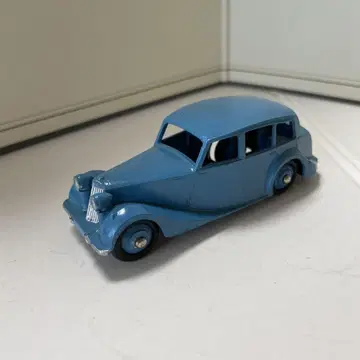 Dinky Toys (딩키) 트라이엄프 1800 살룬