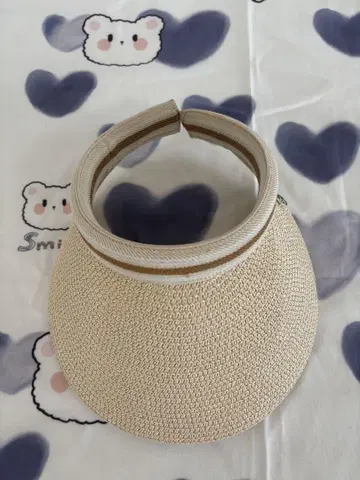베이지색 와이드 챙 밀짚모자