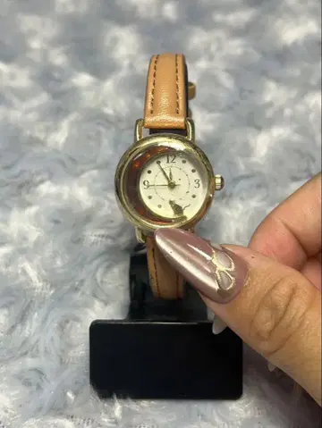 고양이와 초승달 시계 베이지 가죽 아날로그 손목시계