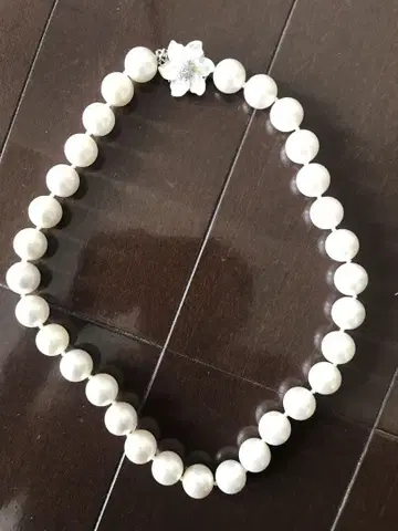 화이트 펄 목걸이 꽃 모티브