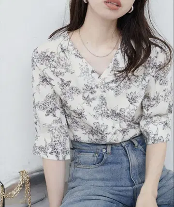 미사용 새상품 꽃무늬 V넥 5부 소매 셔츠