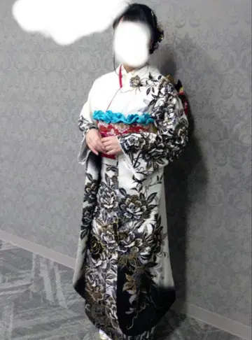 성인식 호몬기 흰색 바탕에 검은색과 금색 꽃무늬 자수